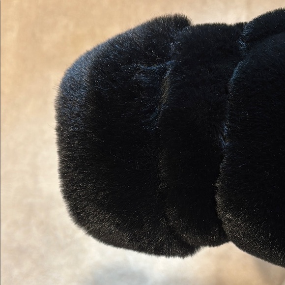 Elegant Black Reversible Faux Fur Coat - Picture 3 of 6